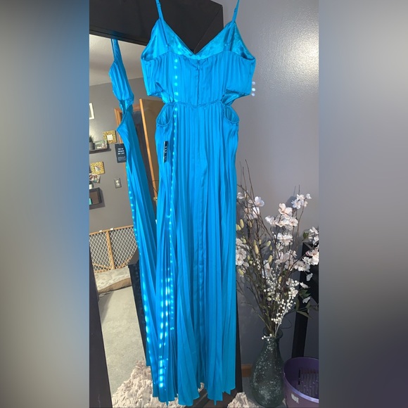 Teal Pleated Side Cutout Express Maxi Dress - Picture 12 of 13